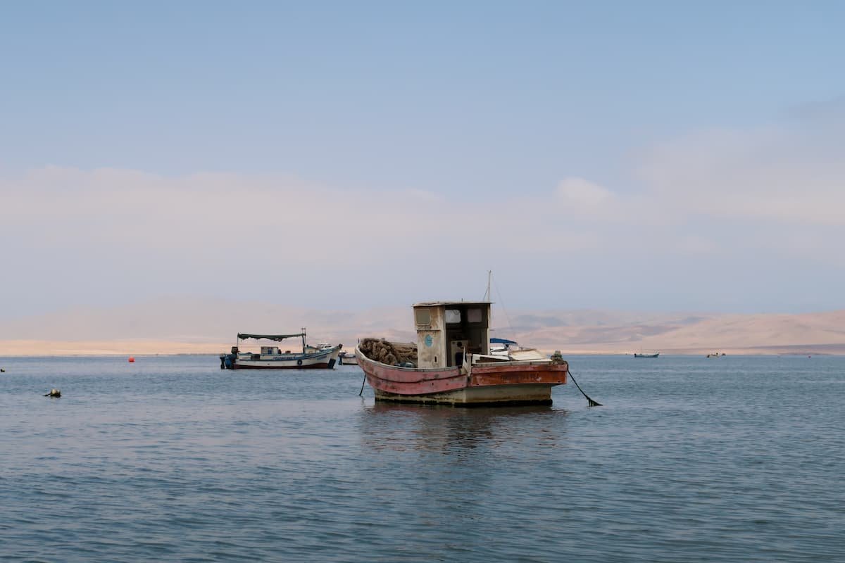 Islas Ballestas & Paracas Nationalpark - Naturwunder in Perú ein altes Fischerboot im Hafen von Paracas, Peru