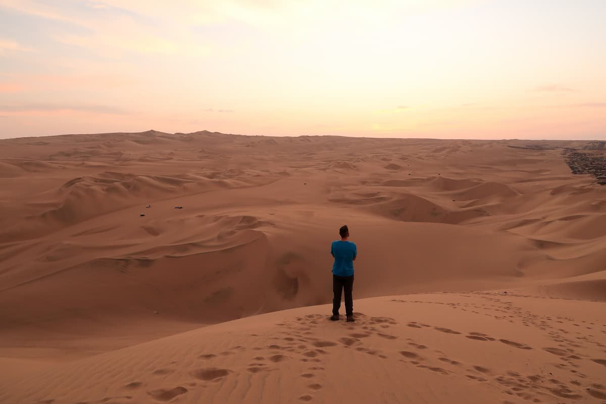 Huacachina Oase: Abenteuer, Dünen & Wüstenstimmung in Peru Sonnenuntergang in der Wüste von Ica