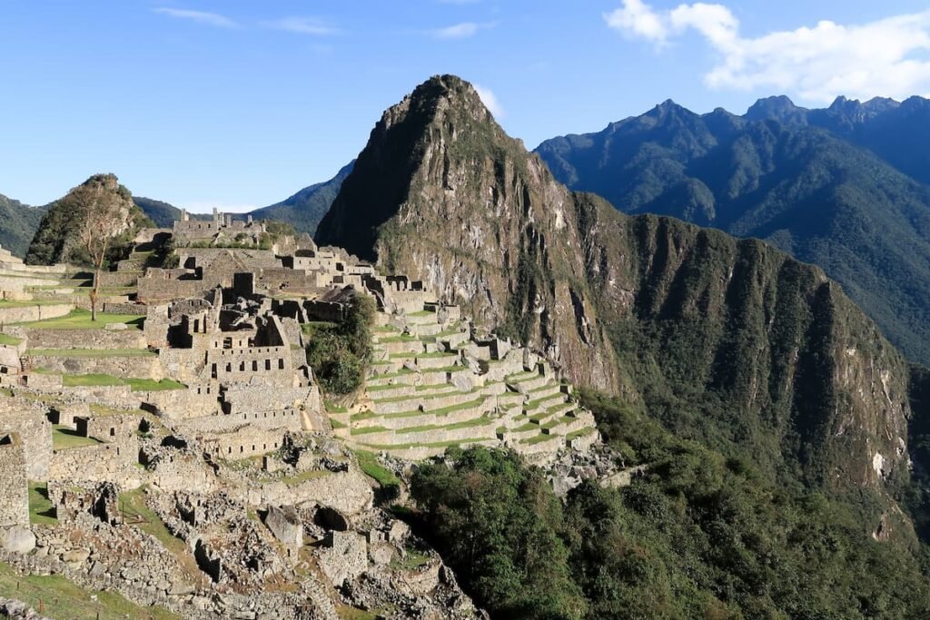 Machu Picchu günstig erleben - Blick auf die Inkaruinen