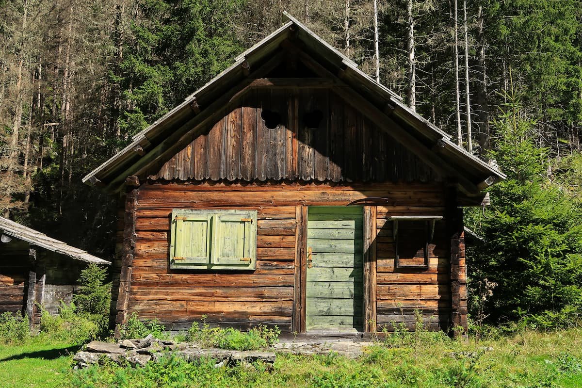 Mallnitz: Wandern in den österreichischen Alpen Holzhaus bei der Schwußnerhütte in Mallnitz