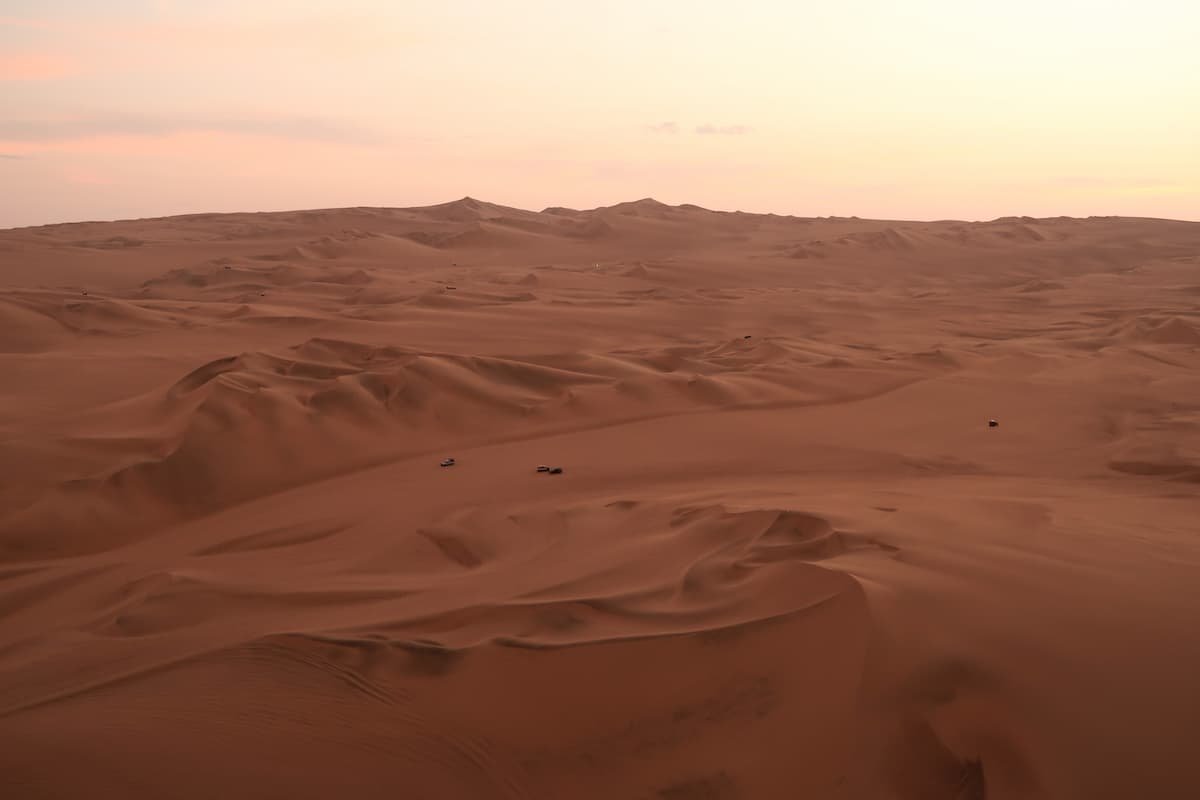 Huacachina Oase: Abenteuer, Dünen & Wüstenstimmung in Peru Sonnenuntergang in der Wüste von Ica, Peru