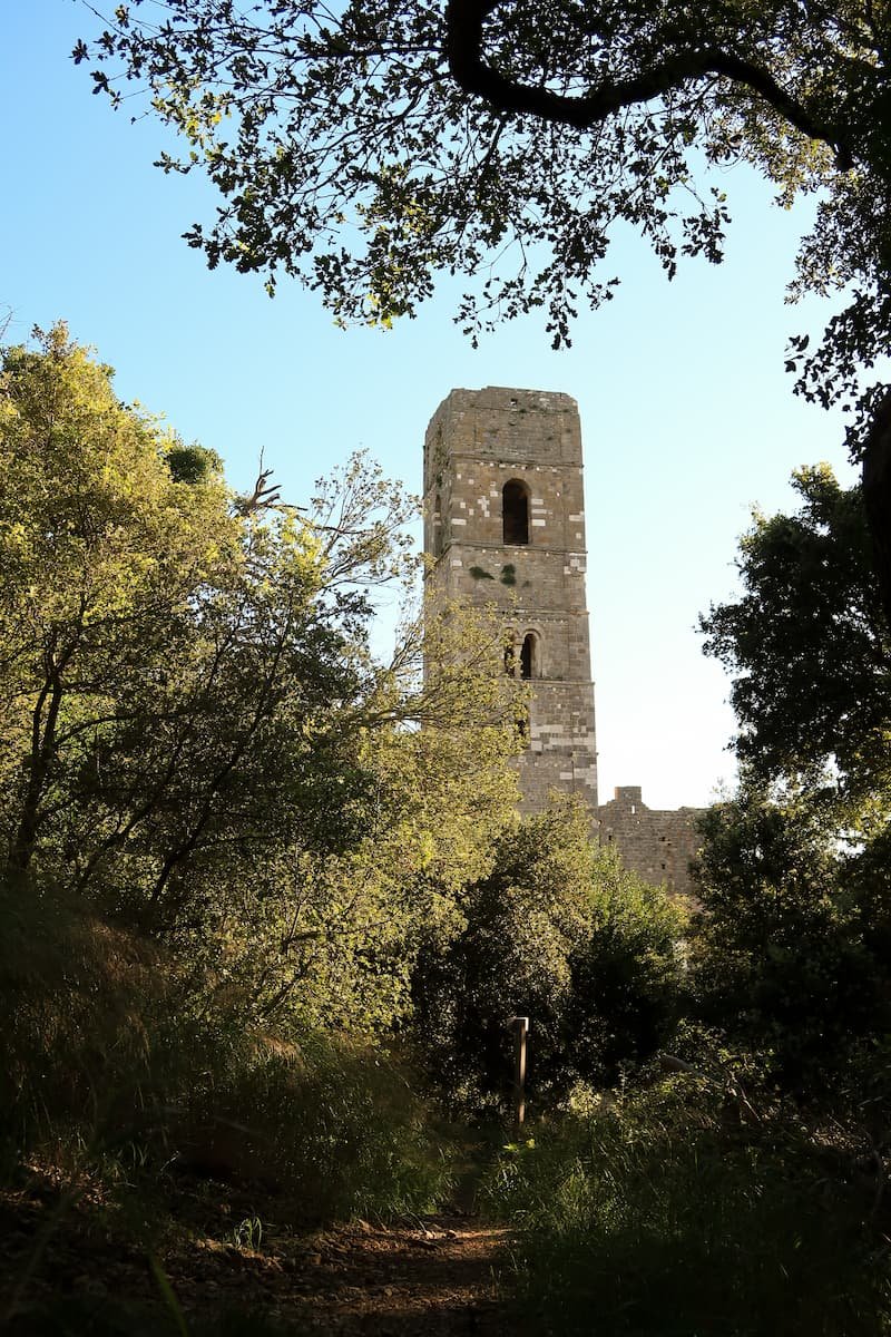 Unterwegs in der Maremma: Wandern in der Toskana kirchturm san rabano maremma