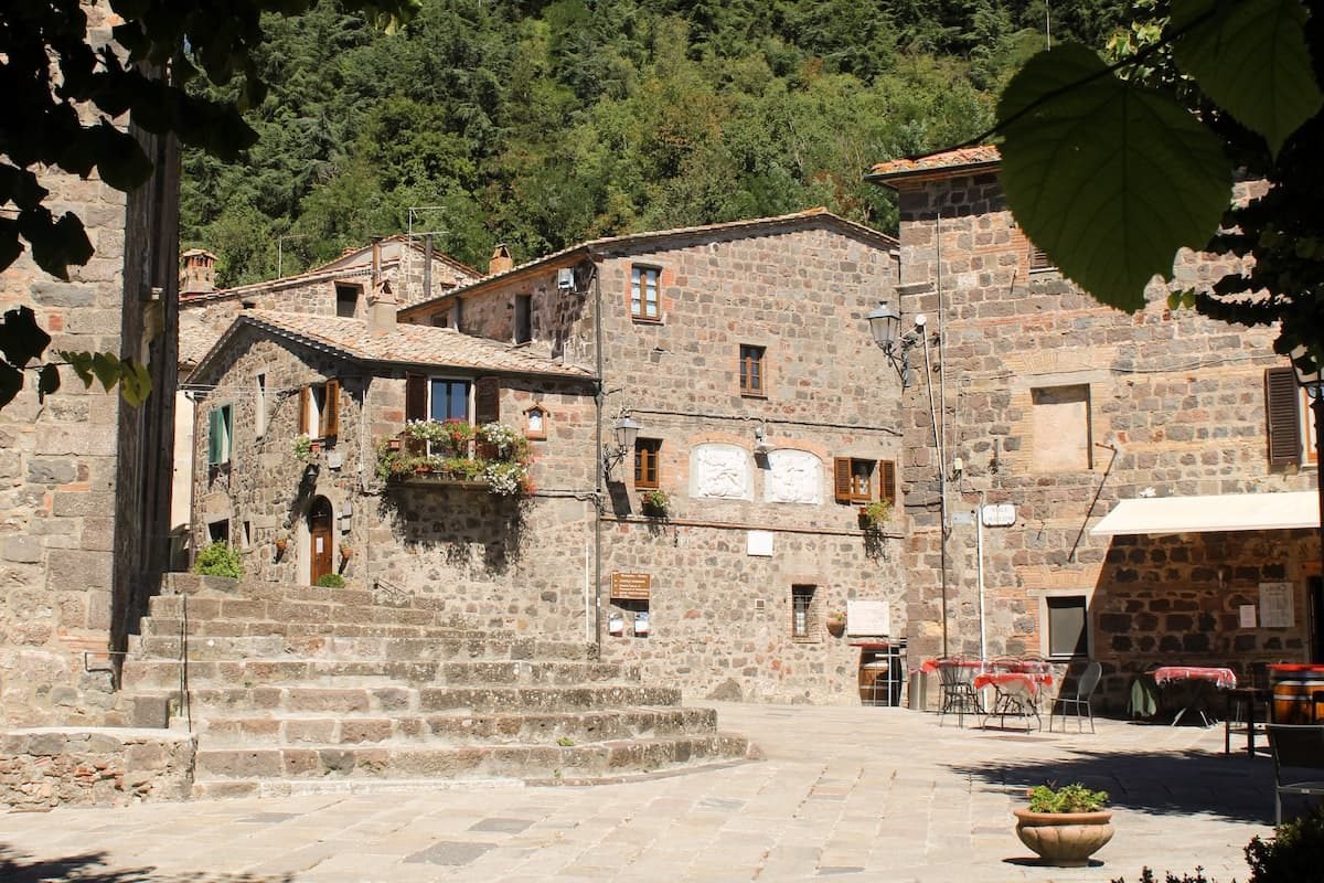 radicofani toskana Piazza in Radicofani Toskana