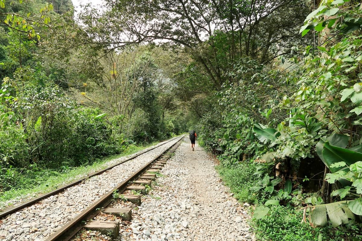 die Wanderungen von Hidroelettrica nach Aguas Calientes entlang der Bahnschienen