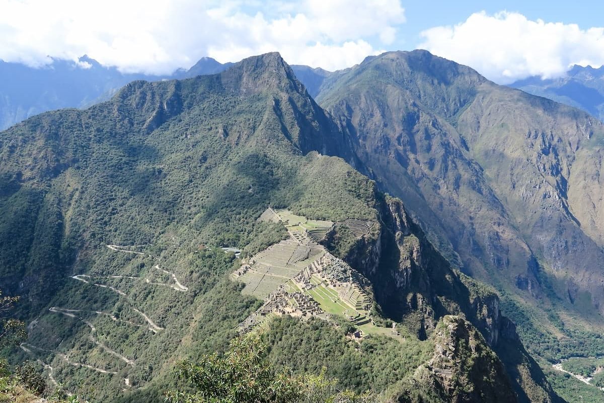 Blick auf Machu Picchu vom Gipfel des Huayna Picchu, Peru