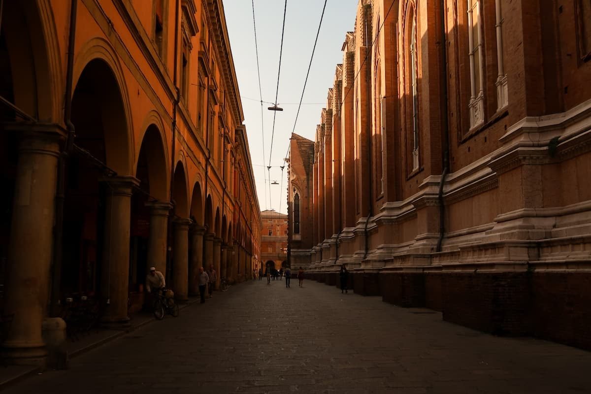 bologna arkaden Bologna am Morgen