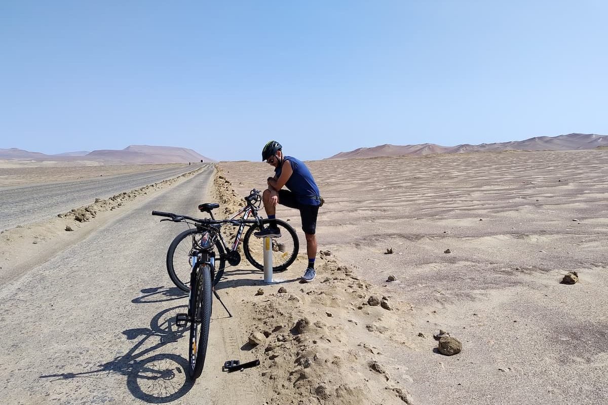 fahrrad paracas peru Fahrradpanne in der Wüste von Paracas, Perú