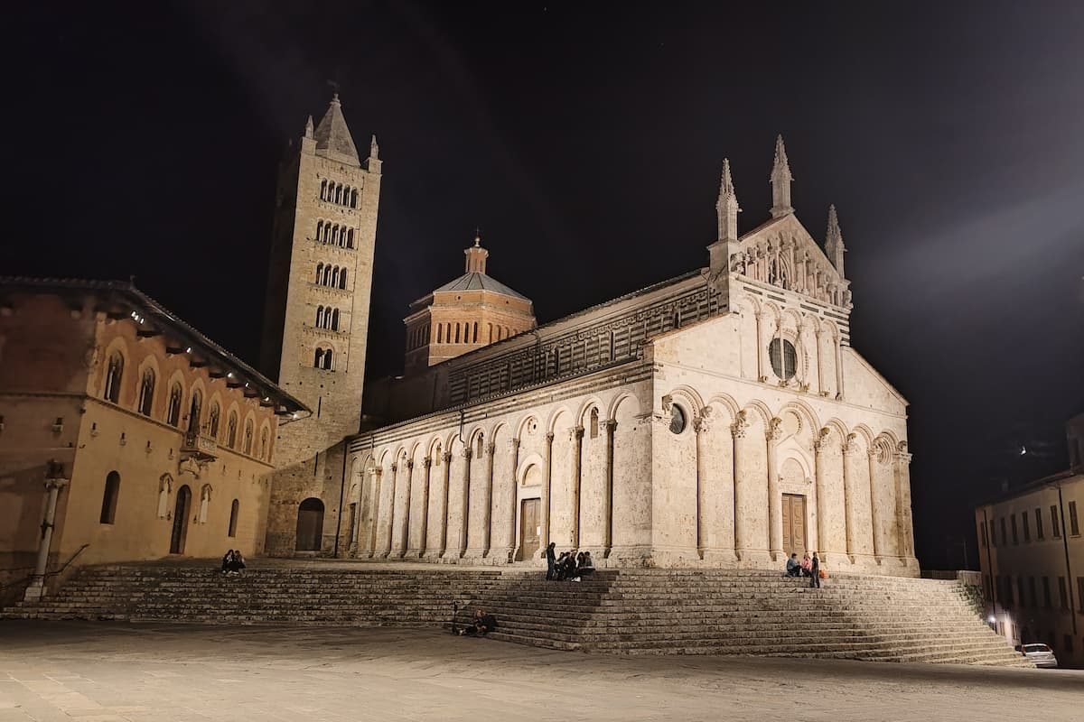 Kirche in Massa Marittima am Abend