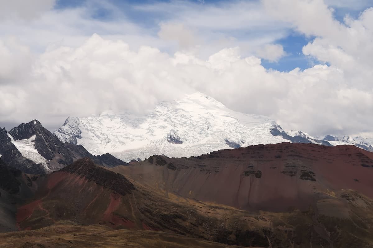 nevado ausangate peru 2 Blick auf den wolkenverhangenen Nevado Ausangate vom Regenbogenberg aus