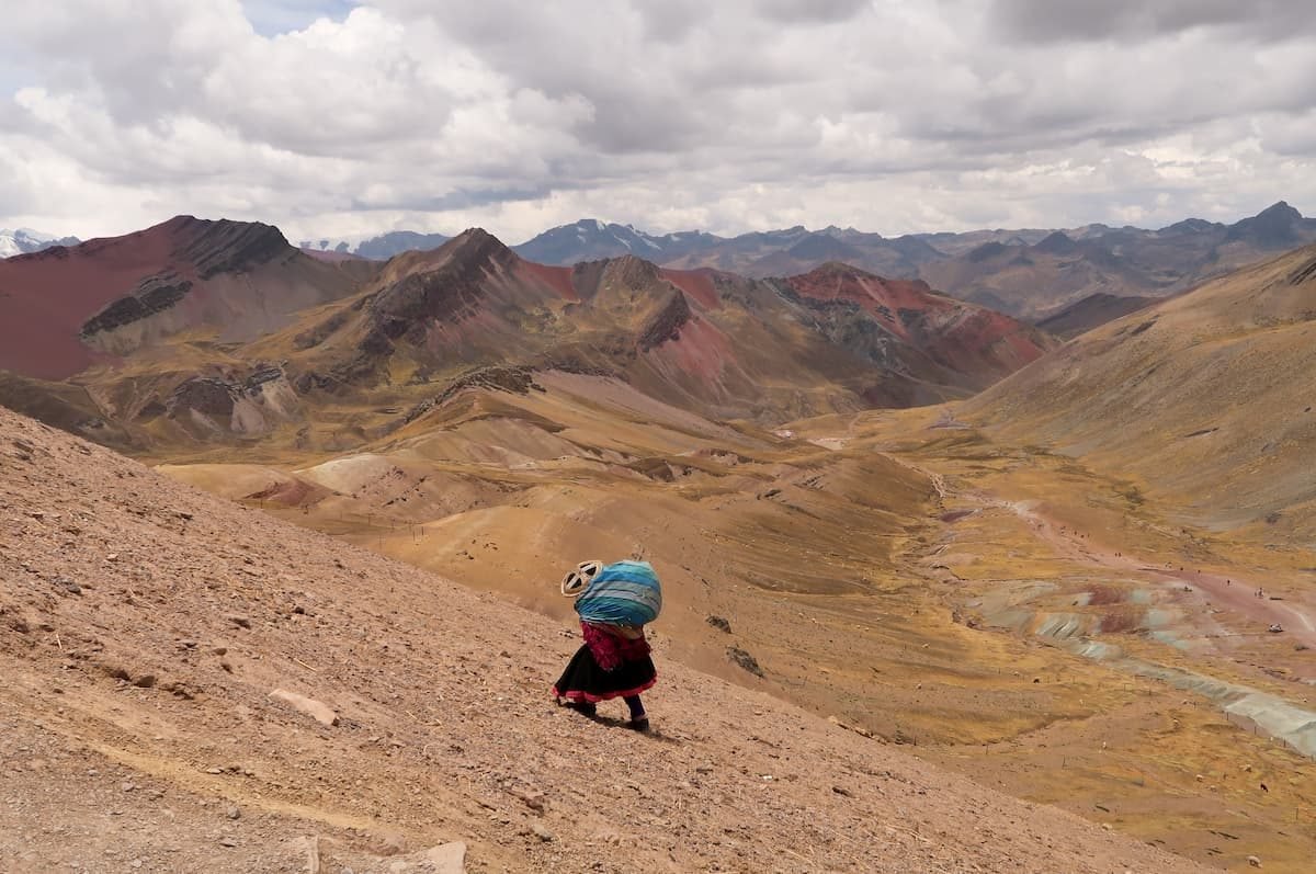 peruanische frau vinicunca peru eine einheimische Frau die den Regenbogenberg besteigt