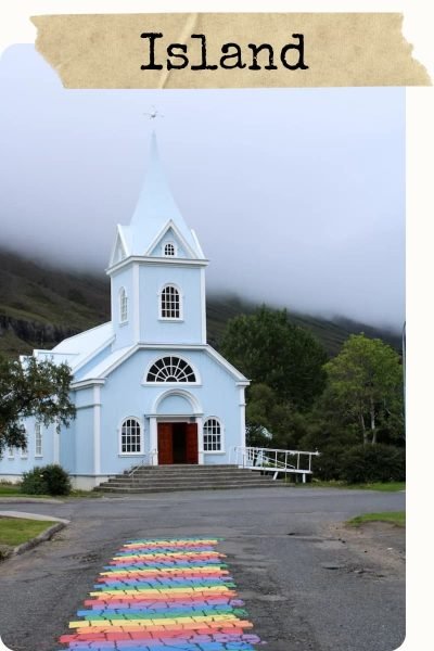 hellblaue Kirche im Fischerort Seydisfjördur im Osten von Island