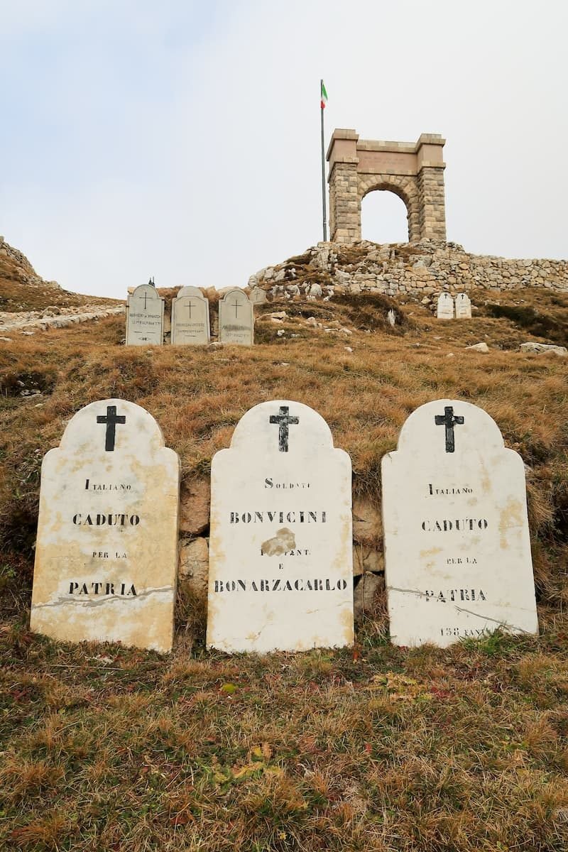 Friedhof und Arco Romano