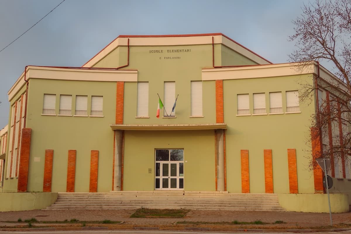 Grundschule Tresigallo Wes Anderson Italien